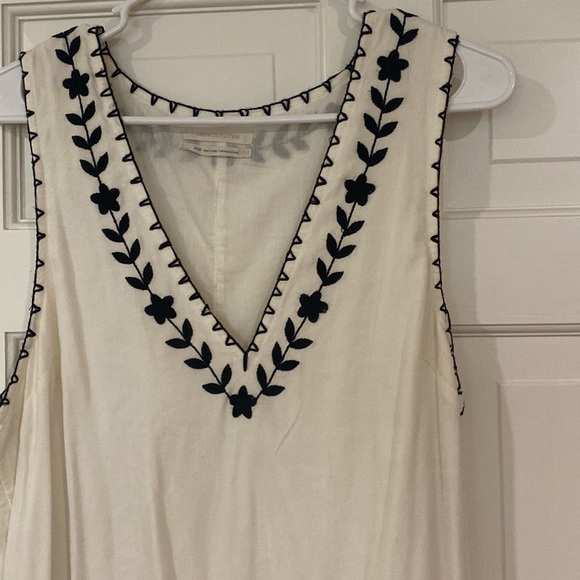 Urban outfitters white dress with black embroidery - Picture 2 of 3